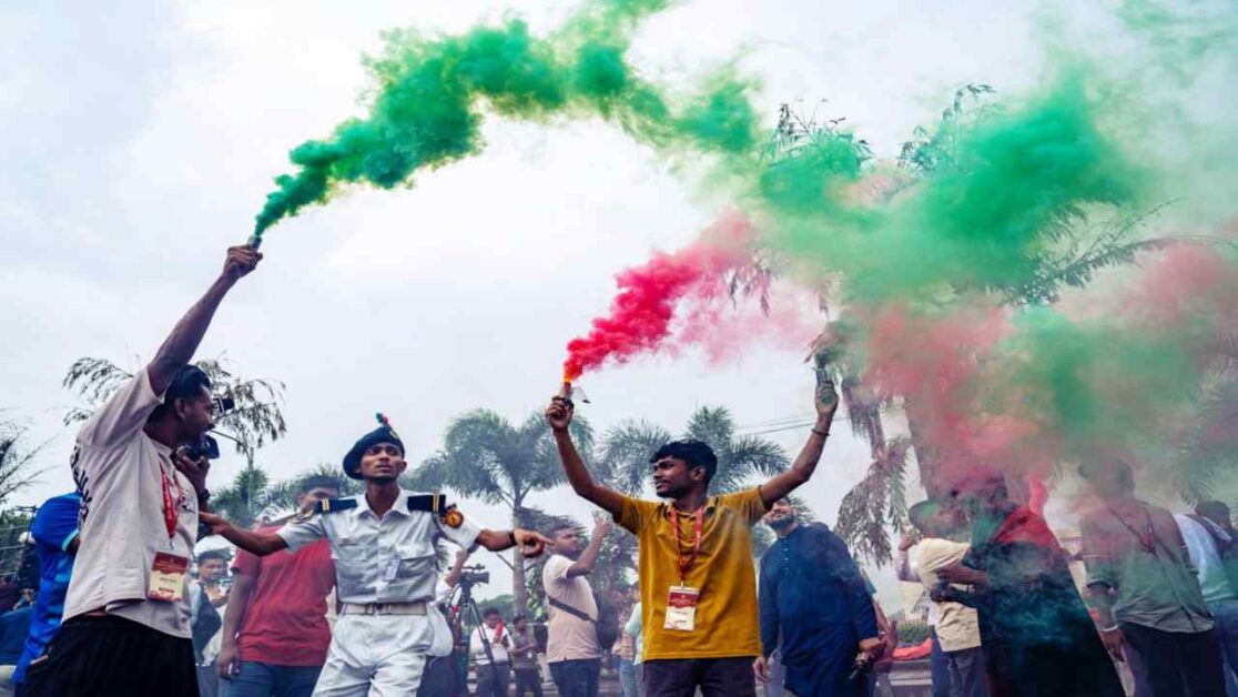 ‘সরকার পতনের মুহূর্ত’ উদযাপন