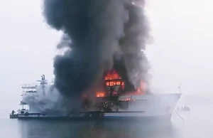 সেন্টমার্টিনগামী জাহাজে আগুন সেন্টমার্টিনগামী জাহাজে আগুন