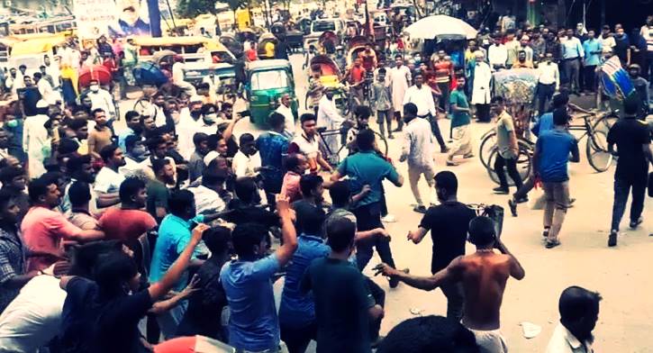 উল্টো দিক দিয়ে আসা মোটরসাইকেল আটকানো; পুলিশের ওপর হামলা, আহত ৩ উল্টোপথের মোটরসাইকেল আটকানোয় পুলিশের ওপর হামলা