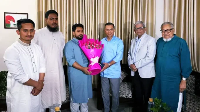 নাহিদ ইসলামের বাসায় তারেক রহমান
