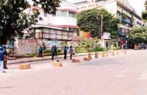 ধানমন্ডি আইডিয়াল কলেজ শিক্ষার্থীদের সঙ্গে পুলিশের সংঘর্ষ, ইটপাটকেল নিক্ষেপ ধানমন্ডি আইডিয়াল কলেজ শিক্ষার্থীদের
