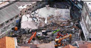 ইন্দোনেশিয়ায় স্কুল ধসে