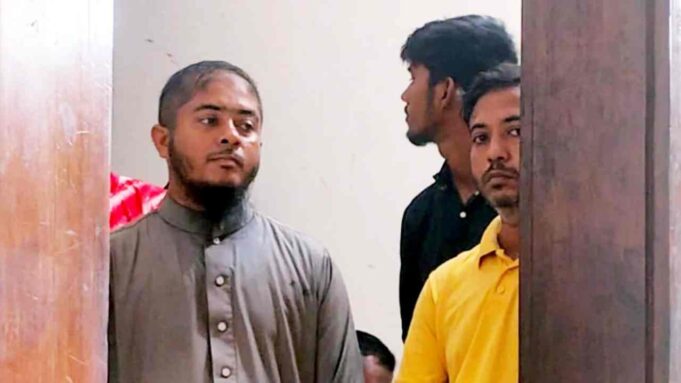 আমরা পুলিশ মেরে ঝুলিয়ে রেখেছি