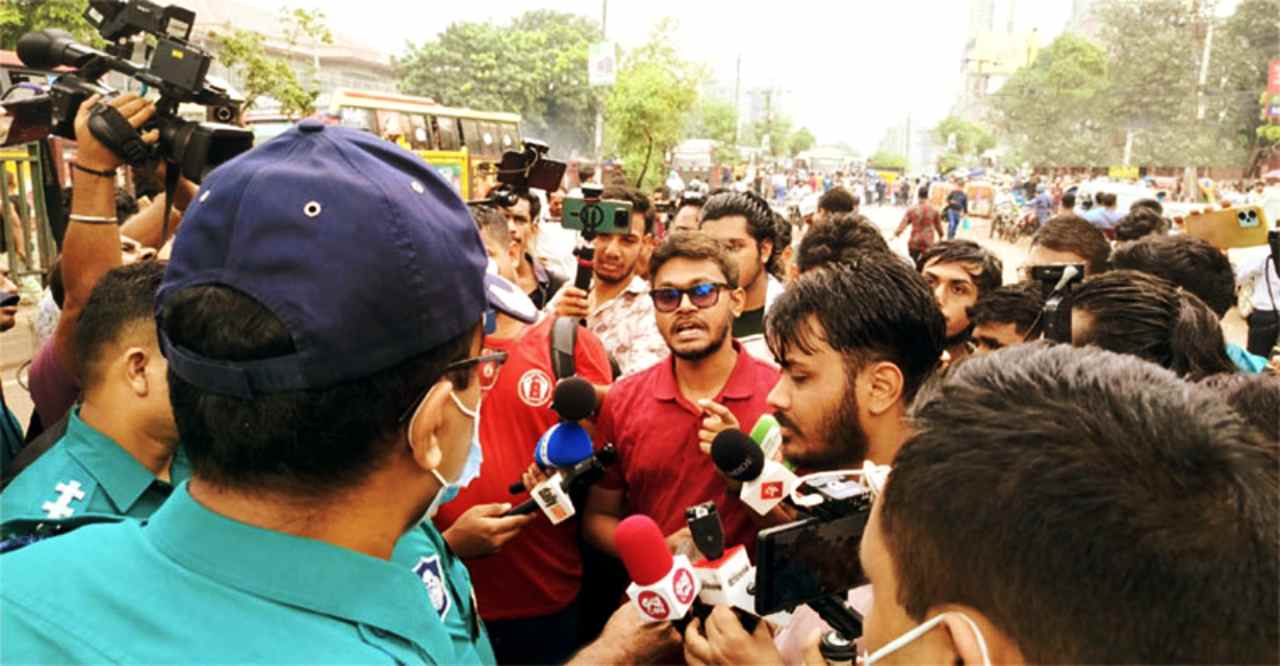 ইউআইইউ শিক্ষার্থীদের উপর