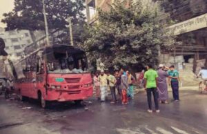 রাজধানীতে হঠাৎ দুটি বাসে আগুন দুটি বাসে আগুন