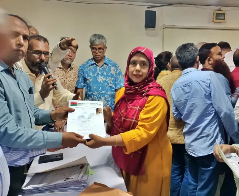 নারী আসন