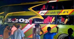 চলন্ত এসি স্লিপার বাসে আগুন: জানালার গ্লাস ভেঙে ৩০ যাত্রীকে উদ্ধার; সামনে এল ‘স্লিপার’ বাসের চরম জালিয়াতি রামুর কলঘরে এসি বাসে আগুন ৩০ যাত্রী উদ্ধার