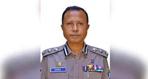 ৩০০ ফিটে অতিরিক্ত ডিআইজির বিলাসবহুল বাসায় ডিবির হানা: বিপুল মাদক ও ২৬ নারীসহ ৮৪ জন আটক ডিআইজির বাসা থেকে মাদক উদ্ধার