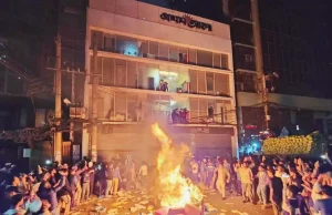 প্রথম আলো ও ডেইলি স্টার ভবনে বিক্ষুব্ধ জনতার হামলা প্রথম আলো ও ডেইলি স্টার ভবনে