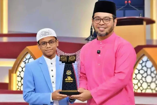 মালয়েশিয়ায় আন্তর্জাতিক কোরআন প্রতিযোগিতায় প্রথম স্থান অর্জন করলেন বাংলাদেশের ইহতেশাম মালয়েশিয়ায় কোরআন প্রতিযোগিতায় প্রথম ইহতেশাম