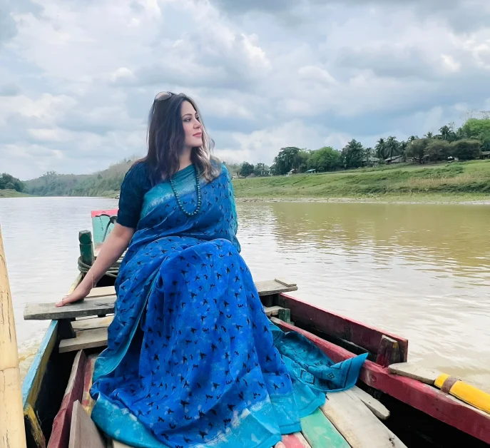 শম্পা জামানের ব্লু-অন-ব্লু শাড়ি ফ্যাশন এবং সানগ্লাস লুক।
