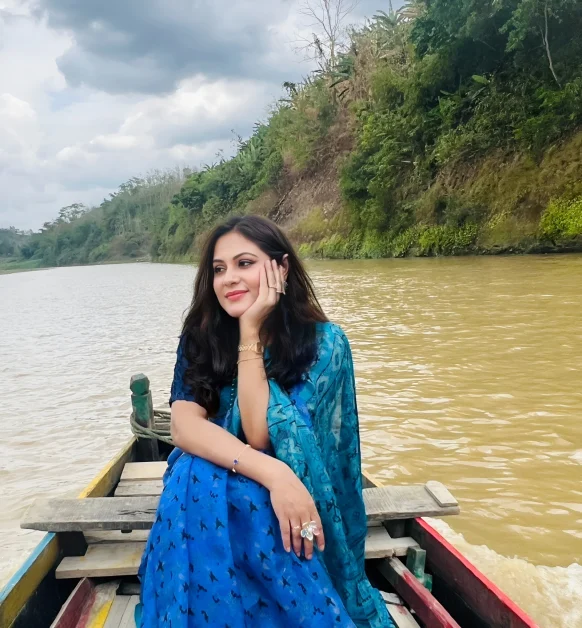 শম্পা জামানের ব্লু-অন-ব্লু শাড়ি ফ্যাশন এবং সানগ্লাস লুক।