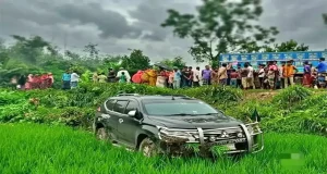 বগুড়ায় নিয়ন্ত্রণ হারিয়ে দুর্ঘটনায় প্রতিমন্ত্রীর গাড়ি, আহত নারীর মৃত্যু বগুড়ায় প্রতিমন্ত্রীর গাড়ি দুর্ঘটনা পথচারী নারীর মৃত্যু