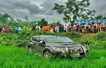 বগুড়ায় নিয়ন্ত্রণ হারিয়ে দুর্ঘটনায় প্রতিমন্ত্রীর গাড়ি, আহত নারীর মৃত্যু বগুড়ায় প্রতিমন্ত্রীর গাড়ি দুর্ঘটনা পথচারী নারীর মৃত্যু