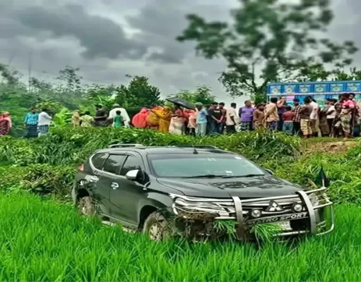 বগুড়ায় নিয়ন্ত্রণ হারিয়ে দুর্ঘটনায় প্রতিমন্ত্রীর গাড়ি, আহত নারীর মৃত্যু বগুড়ায় প্রতিমন্ত্রীর গাড়ি দুর্ঘটনা পথচারী নারীর মৃত্যু