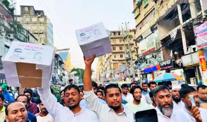 চাঁদাবাজির প্রতিবাদে গণভিক্ষায় হাসনাত ও পাটওয়ারী চাঁদাবাজির প্রতিবাদে গণভিক্ষা