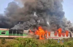সীতাকুণ্ডে চট্টলা এক্সপ্রেসে ভয়াবহ আগুন; স্বাধীনতা দিবসের ভোরে অল্পের জন্য রক্ষা পেলেন যাত্রীরা