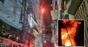 চার ঘণ্টার চেষ্টা সত্ত্বেও নিয়ন্ত্রণে আসেনি চকবাজারের আগুন, সরু গলি ও পানি সংকটে বেগ পাচ্ছে ফায়ার সার্ভিস চকবাজারে আগুন নিয়ন্ত্রণে আসেনি