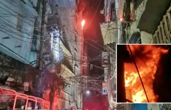 চার ঘণ্টার চেষ্টা সত্ত্বেও নিয়ন্ত্রণে আসেনি চকবাজারের আগুন, সরু গলি ও পানি সংকটে বেগ পাচ্ছে ফায়ার সার্ভিস চকবাজারে আগুন নিয়ন্ত্রণে আসেনি