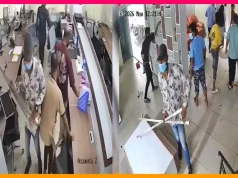 চট্টগ্রামে চাঁদাবাজি হামলা: ২ কোটি টাকা না পেয়ে ইন্টারনেট প্রতিষ্ঠানে ভাঙচুর, লুট ৩৫ লাখ টাকা চট্টগ্রামে চাঁদাবাজি হামলা