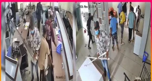 চট্টগ্রামে চাঁদাবাজি হামলা: ২ কোটি টাকা না পেয়ে ইন্টারনেট প্রতিষ্ঠানে ভাঙচুর, লুট ৩৫ লাখ টাকা চট্টগ্রামে চাঁদাবাজি হামলা