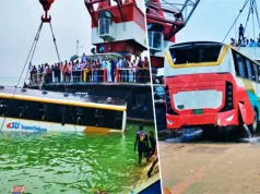 দৌলতদিয়া ঘাটে ফেরিতে ওঠার সময় যাত্রীবাহী বাস পদ্মা নদীতে: বাঁচলেন ৩৭ যাত্রী! দৌলতদিয়া ঘাটে বাস নদীতে