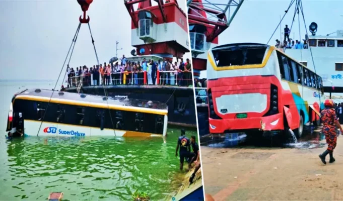 দৌলতদিয়া ঘাটে ফেরিতে ওঠার সময় যাত্রীবাহী বাস পদ্মা নদীতে: বাঁচলেন ৩৭ যাত্রী! দৌলতদিয়া ঘাটে বাস নদীতে