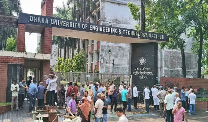 নবনিযুক্ত উপাচার্যকে প্রত্যাখ্যান: মূল ফটকে তালা ঝুলিয়ে ‘ডুয়েট ব্লকেড’ ডুয়েট ব্লকেড