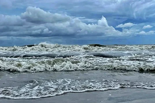 দেশের চার সমুদ্রবন্দরে ৩ নম্বর সতর্কসংকেত: মাছ ধরার ট্রলারকে নিরাপদ আশ্রয়ে যাওয়ার নির্দেশ! সমুদ্রবন্দরে ৩ নম্বর সতর্কসংকেত