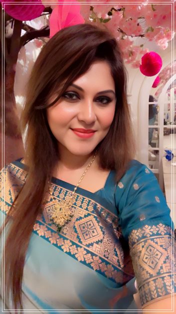 সিল্ক শাড়ি এবং গোল্ডেন স্টেটমেন্ট গয়নায় একজন ফ্যাশন আইকনের আধুনিক লুক।