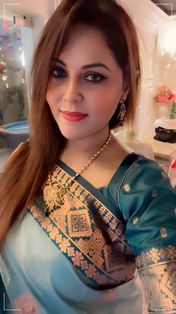 সিল্ক শাড়ি এবং গোল্ডেন স্টেটমেন্ট গয়নায় একজন ফ্যাশন আইকনের আধুনিক লুক।