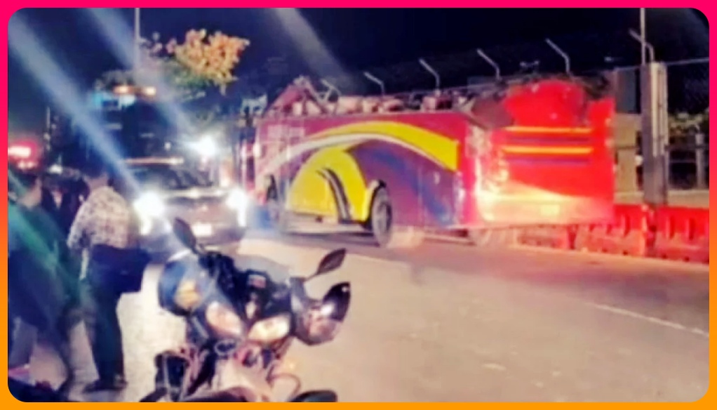 সংঘর্ষে উড়ে যায় বাসের ছাদ