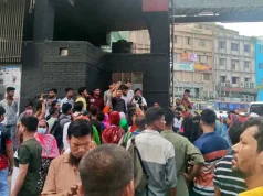 ন্যূনতম মজুরি ৩০ হাজার টাকার দাবিতে মিরপুরে পোশাক শ্রমিকদের সড়ক অবরোধ, স্থবির যান চলাচল মিরপুরে পোশাক শ্রমিকদের সড়ক অবরোধ