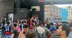 ন্যূনতম মজুরি ৩০ হাজার টাকার দাবিতে মিরপুরে পোশাক শ্রমিকদের সড়ক অবরোধ, স্থবির যান চলাচল মিরপুরে পোশাক শ্রমিকদের সড়ক অবরোধ