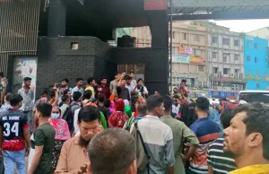 ন্যূনতম মজুরি ৩০ হাজার টাকার দাবিতে মিরপুরে পোশাক শ্রমিকদের সড়ক অবরোধ, স্থবির যান চলাচল মিরপুরে পোশাক শ্রমিকদের সড়ক অবরোধ