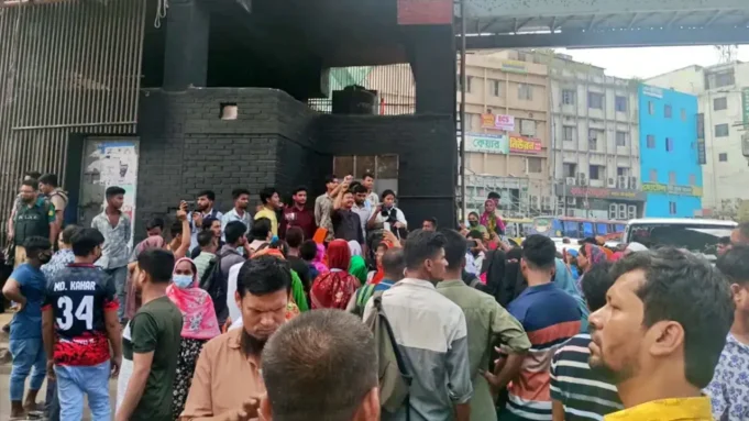 মিরপুরে পোশাক শ্রমিকদের সড়ক অবরোধ