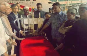 জাতীয় পতাকায় মোড়ানো কফিনে দেশে ফিরলেন ওসমান হাদি; কাল রাষ্ট্রীয় শোক জাতীয় পতাকায় মোড়ানো কফিনে দেশে ফিরলেন ওসমান হাদি