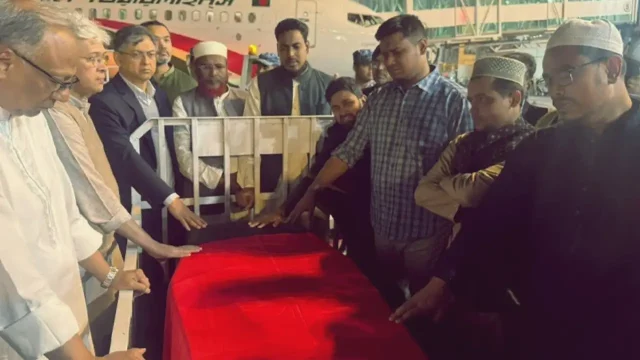 জাতীয় পতাকায় মোড়ানো কফিনে দেশে ফিরলেন ওসমান হাদি