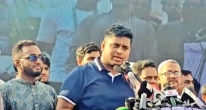 ‘ফার্মের মুরগি’ মন্তব্যে ক্ষুব্ধ হাসনাত আব্দুল্লাহ, তুললেন সরকারের বৈধতা নিয়েও প্রশ্ন নারায়ণগঞ্জের সোনারগাঁয়ে সমাবেশে বক্তব্য দিচ্ছেন হাসনাত আব্দুল্লাহ