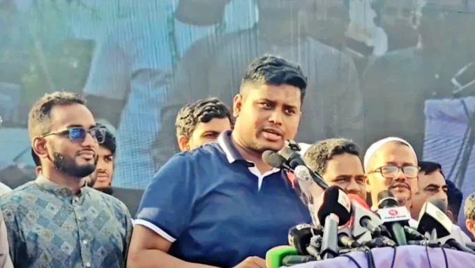 নারায়ণগঞ্জের সোনারগাঁয়ে সমাবেশে বক্তব্য দিচ্ছেন হাসনাত আব্দুল্লাহ