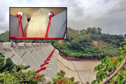 বিপৎসীমার কাছে কাপ্তাই হ্রদের পানি: ৬ ইঞ্চি করে খুলে দেওয়া হলো ১৬টি গেট, সতর্কবার্তা জারি! কাপ্তাই বাঁধের ১৬টি গেট খুলে দেওয়া হয়েছে