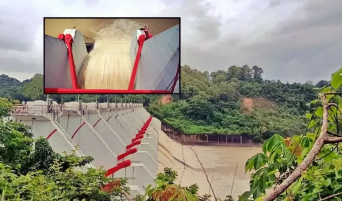বিপৎসীমার কাছে কাপ্তাই হ্রদের পানি: ৬ ইঞ্চি করে খুলে দেওয়া হলো ১৬টি গেট, সতর্কবার্তা জারি! কাপ্তাই বাঁধের ১৬টি গেট খুলে দেওয়া হয়েছে