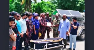 কফিনবন্দী হয়ে দেশে ফিরল সাজুর মরদেহ; ভোমরা সীমান্তে স্বজনদের কান্না আলিমুজ্জামান সাজুর মরদেহ ভোমরা সীমান্ত