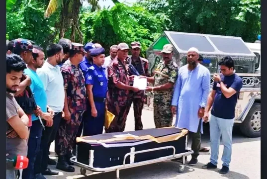 কফিনবন্দী হয়ে দেশে ফিরল সাজুর মরদেহ; ভোমরা সীমান্তে স্বজনদের কান্না আলিমুজ্জামান সাজুর মরদেহ ভোমরা সীমান্ত