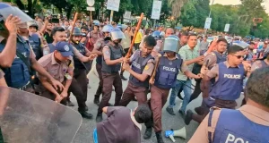 সংসদ ভবনের সামনে থেকে লাঠিপেটা করে শিক্ষার্থীদের সরাল পুলিশ শিক্ষার্থীদের লাঠিপেটা