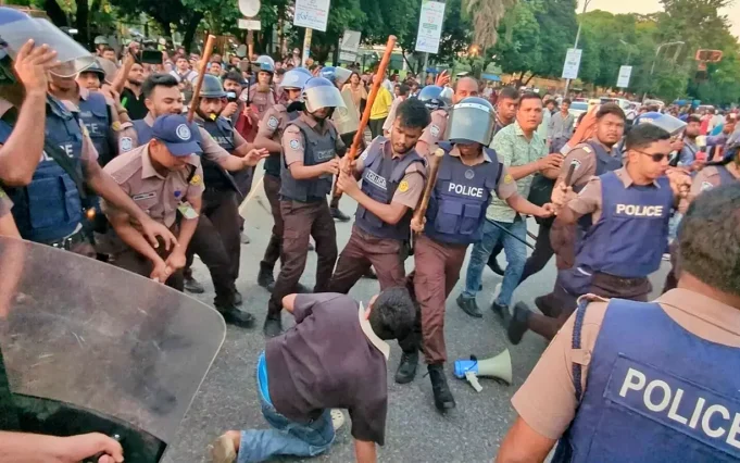 শিক্ষার্থীদের লাঠিপেটা