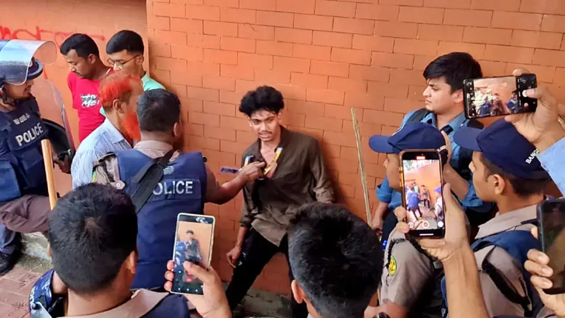 মানিক মিয়া অ্যাভিনিউয়ে শিক্ষার্থীদের লাঠিপেটা