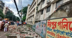 মিরপুর কলেজের সীমানা প্রাচীর ধসে ২ জনের মৃত্যু, আহত অন্তত ৭: টিসিবির পণ্য কেনার লাইনে ট্র্যাজেডি মিরপুর কলেজের দেয়াল ধসে মৃত্যু
