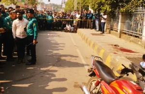 আদালত প্রাঙ্গণে প্রকাশ্য দিবালোকে হামলা: গুলি ও কুপিয়ে যুবক খুন, আহত ১ আদালত প্রাঙ্গণে প্রকাশ্য দিবালোকে হামলা