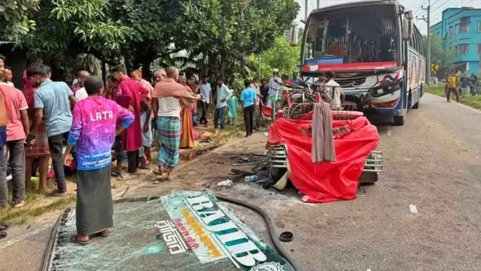mymensingh-bus-auto-rickshaw-accident-7-dead ময়মনসিংহে বাসচাপায় নিহত